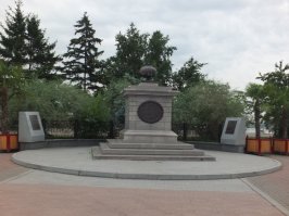 В Красноярске, на берегу Енисея, рядом с Большим концертным залом находится памятник командору Резанову. Памятник поставлен на месте старинного кладбища, которое было вскрыто бульдозером при планировании территории этого самого Большого концертного зала. Кроме прочих останков было найдено захоронение в котором на ряду с останками сохранилась шпага и мундир с золотым шитьём. Останки, мундир и шпага были перевезены, предположительно в краеведческий музей, но там они не выставляются. В основном останки с этого кладбища были перезахоронены на других кладбищах города.
В Большом концертном зале дал свой последний концерт в Красноярске Дмитрий Хворостовский.