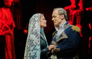 Рок опера "Юнона и Авось" в исполнении Пермского театра "У моста".
В главных ролях Виктория Проскурякова и Илья Бабошин.

В зале чуть впереди меня сидел мужик. Здоровый такой шкаф, как говорят 2+2, немолодой, лет пятидесяти. Когда он обернулся на звук моей камеры, и неодобрительно посмотрел, у меня честно говоря мурашки по коже пробежали.
А в конце спектакля смотрю - мужик плачет. Он реально рыдал!
Вот что значит хороший спектакль и настоящая игра...