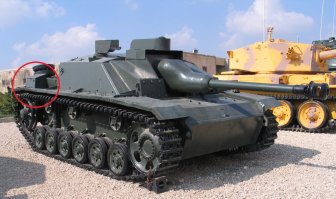 1. СУ-76и средняя по массе советская самоходно-артиллерийская установка (САУ) класса штурмовых орудий на базе захваченных Красной Армией немецких танков Pz Kpfw III и САУ StuG III.


2. Pz Kpfw III и САУ StuG III имеют идентичную базу.

3. Судя по ящикам на надгусеничных полках на всех фотографиях переделки из StuG III. 

Впрочем это объяснимо - к 1943г. Pz Kpfw III редко встречались даже в вермахте, а StuG III выпускался до самого конца войны.