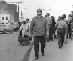 Таганка.) Меня не только этот кадр поразил, но и почти весь фильм тем, что снят в Москве как провинциальный город. Да и из тупикового  Рижского вокзала сделать проходной, отдельная заслуга.