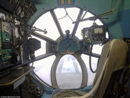 Ребят, может я не прав, но где на фюзеляже полноразмерного самолета остекление, соответствующее этому фото?? В носу явно не то остекление, не полный круг.
Нашел подобное остекление только у одной самой первой опытной машины.
У всех летающих сейчас такого остекления нет, вроде бы...