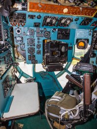 Вы правильно подметили. Данная конфигурация штурманского места имело применение на ранних моделях борта. Потом в силу применения новых, более продвинутых технологий, пришлось изменить компоновку застекление рабочего места штурмана.