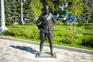 Памятник товарищу Сухову на набережной реку Волга в Самаре.