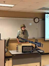 Профессор надел каску и бронежилет, протестуя против разрешения студентам приходить с оружием