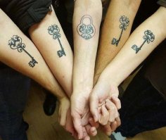 4 активных друга и 1 не очень.