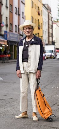 Это не джентельмен,это женщина.Мексиканская бабуля как она есть.