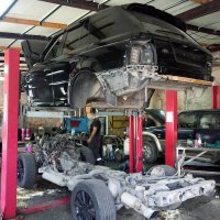 А что не так на этой картинке?

У него рамная конструкция и что б поменять любой сраный шланг, надо это говно половинить.