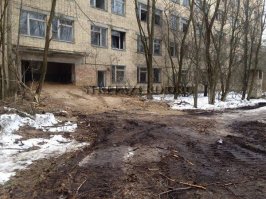 Автор картинок надёргал и явно не в курсах что подвал в Припяти засыпали.
Насчёт фона - тоже поверхностные знания.  Для таких мест нельзя применять значения - "средний фон", там есть места где можно спокойно находится, а есть места, где лучше долго не тусоваться. Очень и очень большие разлёты по значениям. Поэтому "среднюю температуру по больнице" нельзя применять. Фон в Припяти в основном на уровне нормы  ( 30 мкр/час), но есть места (пятна выпадения) которые фонят сильно, и существует опасность вдохнуть поднятую ветром пыль с этих мест и всю оставшуюся жизнь носить в себе.  Фоновые значения резко лезут в верх возле самого саркофага (ныне Арка), и возле сильно загрязнённых мест (ливневые стоки, обочины, канавы).
Садись автор 3.