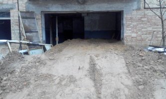 Автор картинок надёргал и явно не в курсах что подвал в Припяти засыпали.
Насчёт фона - тоже поверхностные знания.  Для таких мест нельзя применять значения - "средний фон", там есть места где можно спокойно находится, а есть места, где лучше долго не тусоваться. Очень и очень большие разлёты по значениям. Поэтому "среднюю температуру по больнице" нельзя применять. Фон в Припяти в основном на уровне нормы  ( 30 мкр/час), но есть места (пятна выпадения) которые фонят сильно, и существует опасность вдохнуть поднятую ветром пыль с этих мест и всю оставшуюся жизнь носить в себе.  Фоновые значения резко лезут в верх возле самого саркофага (ныне Арка), и возле сильно загрязнённых мест (ливневые стоки, обочины, канавы).
Садись автор 3.