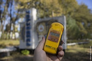 Автор картинок надёргал и явно не в курсах что подвал в Припяти засыпали.
Насчёт фона - тоже поверхностные знания.  Для таких мест нельзя применять значения - "средний фон", там есть места где можно спокойно находится, а есть места, где лучше долго не тусоваться. Очень и очень большие разлёты по значениям. Поэтому "среднюю температуру по больнице" нельзя применять. Фон в Припяти в основном на уровне нормы  ( 30 мкр/час), но есть места (пятна выпадения) которые фонят сильно, и существует опасность вдохнуть поднятую ветром пыль с этих мест и всю оставшуюся жизнь носить в себе.  Фоновые значения резко лезут в верх возле самого саркофага (ныне Арка), и возле сильно загрязнённых мест (ливневые стоки, обочины, канавы).
Садись автор 3.