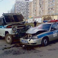 Такое впечатление, что в Воронеже это место заколдованное... То дура орет: МЕНЯ ФУРА РАЗДАВИЛА... то менты въезжают друг в друга..