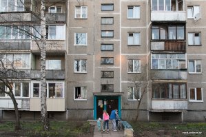 я жил в панельной хрущевке 15 лет. Кто строил не знаю