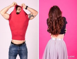 По разному снимают майку! Женщина - с низу "на перехлест2 снимает. 
Мужчина- за "плечи.