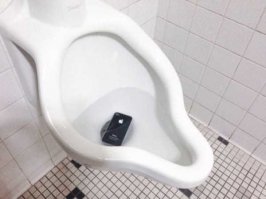 То есть я правильно понимаю, что у чела еще был и запасной телефон чтобы сфоткать? Или он так соседу по писсуару "Бро, одолжи свой телефон, мне надо мой сфоткать..."