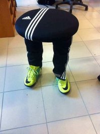 Мутный пацанчик, кроссовки Найк, да еще и зеленые.