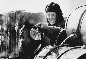 Хороший фильм. Всегда с удовольствием смотрел, и сейчас прочитал пост. Спасибо, но возник момент (вопрос) по кадру из фильма!? Сержант Домешек здесь руку себе не обжёг??