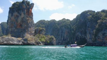 Краби очень красивое место.  2 раза там отдыхал. Остров Пода, Остров Хонг, пляжи Рейли, Прананг. Такая красота...