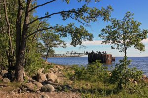 А вот Вам "стакан", находится у посёлка Манола ЛО, построен для проведения швартовых испытаний ледокола Ленин.