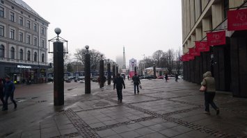 В центре Риги бываю не так часто, чтобы выбрать ясную погоду. Да и часы "лайма" закрыли на реставрацию до НГ.
Вот как сейчас выглядит первая фотка: