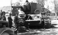 Дорогой ценой нам досталась победа.

Эта фотография знакома многим. Этот танк КВ-2 был подбит немцами под городом Остров.



Танк КВ-2 из состава 6-го танкового полка 3-й танковой дивизии 1-го механизированного корпуса, подбитый в бою за город Остров 5 июля 1941 года. На броне следы от многочисленных попаданий, правый борт разворочен крупнокалиберным снарядом, ствол орудия пробит.

Серийный номер машины Б-4754. В сохранившихся актах на списание о танке КВ-2  4754 говорилось следующее: "Танк был подбит   перебита гусеница, которая свалилась. Снарядом пробита боковая бронь трансмиссии и повреждены тяги управления и бортовые фрикционы, движение танка было невозможно. Так как подбитые и горевшие танки забили проездную часть моста, отход был невозможен ввиду подбитого управления танка и свалившийся гусеницы, и танку не было возможности развернуться. Командир батальона дал приказание выйти из танка, а сам остался в машине для выведения танка из строя. Дальнейшая судьба капитана Русанова до сих пор не известна, остальной экипаж вернулся в часть. Поле боя немедленно было занято противником и эвакуация оставшейся машины с поля боя стала невозможна."

По данным ОБД  Мемориал , капитан Иван Иванович Русанов из 6-го танкового полка погиб 5 июля 1941 года. На других фотографиях этого танка видно обгоревшее тело погибшего советского танкиста - с большой долей вероятности это и есть И.И. Русанов.

Экипаж:
  командир машины капитан Русанов;
  механик-водитель Живоглядов;
  командир орудия Осипов;
  радист Волчков;
  Заряжающий Ханцевич.