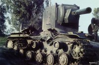 Дорогой ценой нам досталась победа.

Эта фотография знакома многим. Этот танк КВ-2 был подбит немцами под городом Остров.



Танк КВ-2 из состава 6-го танкового полка 3-й танковой дивизии 1-го механизированного корпуса, подбитый в бою за город Остров 5 июля 1941 года. На броне следы от многочисленных попаданий, правый борт разворочен крупнокалиберным снарядом, ствол орудия пробит.

Серийный номер машины Б-4754. В сохранившихся актах на списание о танке КВ-2  4754 говорилось следующее: "Танк был подбит   перебита гусеница, которая свалилась. Снарядом пробита боковая бронь трансмиссии и повреждены тяги управления и бортовые фрикционы, движение танка было невозможно. Так как подбитые и горевшие танки забили проездную часть моста, отход был невозможен ввиду подбитого управления танка и свалившийся гусеницы, и танку не было возможности развернуться. Командир батальона дал приказание выйти из танка, а сам остался в машине для выведения танка из строя. Дальнейшая судьба капитана Русанова до сих пор не известна, остальной экипаж вернулся в часть. Поле боя немедленно было занято противником и эвакуация оставшейся машины с поля боя стала невозможна."

По данным ОБД  Мемориал , капитан Иван Иванович Русанов из 6-го танкового полка погиб 5 июля 1941 года. На других фотографиях этого танка видно обгоревшее тело погибшего советского танкиста - с большой долей вероятности это и есть И.И. Русанов.

Экипаж:
  командир машины капитан Русанов;
  механик-водитель Живоглядов;
  командир орудия Осипов;
  радист Волчков;
  Заряжающий Ханцевич.