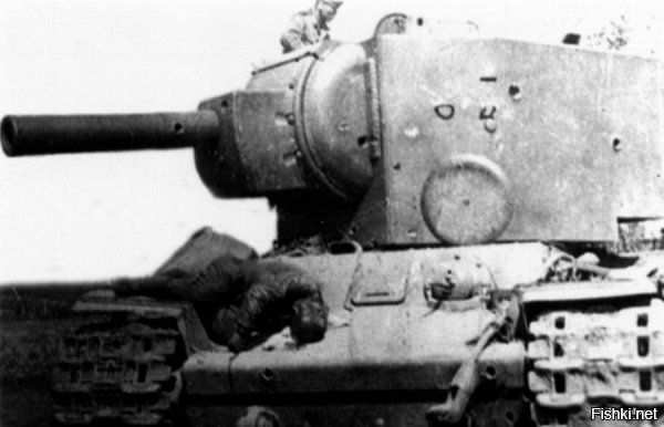 Дорогой ценой нам досталась победа.

Эта фотография знакома многим. Этот танк КВ-2 был подбит немцами под городом Остров.



Танк КВ-2 из состава 6-го танкового полка 3-й танковой дивизии 1-го механизированного корпуса, подбитый в бою за город Остров 5 июля 1941 года. На броне следы от многочисленных попаданий, правый борт разворочен крупнокалиберным снарядом, ствол орудия пробит.

Серийный номер машины Б-4754. В сохранившихся актах на списание о танке КВ-2  4754 говорилось следующее: "Танк был подбит   перебита гусеница, которая свалилась. Снарядом пробита боковая бронь трансмиссии и повреждены тяги управления и бортовые фрикционы, движение танка было невозможно. Так как подбитые и горевшие танки забили проездную часть моста, отход был невозможен ввиду подбитого управления танка и свалившийся гусеницы, и танку не было возможности развернуться. Командир батальона дал приказание выйти из танка, а сам остался в машине для выведения танка из строя. Дальнейшая судьба капитана Русанова до сих пор не известна, остальной экипаж вернулся в часть. Поле боя немедленно было занято противником и эвакуация оставшейся машины с поля боя стала невозможна."

По данным ОБД  Мемориал , капитан Иван Иванович Русанов из 6-го танкового полка погиб 5 июля 1941 года. На других фотографиях этого танка видно обгоревшее тело погибшего советского танкиста - с большой долей вероятности это и есть И.И. Русанов.

Экипаж:
  командир машины капитан Русанов;
  механик-водитель Живоглядов;
  командир орудия Осипов;
  радист Волчков;
  Заряжающий Ханцевич.
