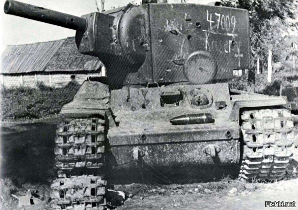 Дорогой ценой нам досталась победа.

Эта фотография знакома многим. Этот танк КВ-2 был подбит немцами под городом Остров.



Танк КВ-2 из состава 6-го танкового полка 3-й танковой дивизии 1-го механизированного корпуса, подбитый в бою за город Остров 5 июля 1941 года. На броне следы от многочисленных попаданий, правый борт разворочен крупнокалиберным снарядом, ствол орудия пробит.

Серийный номер машины Б-4754. В сохранившихся актах на списание о танке КВ-2  4754 говорилось следующее: "Танк был подбит   перебита гусеница, которая свалилась. Снарядом пробита боковая бронь трансмиссии и повреждены тяги управления и бортовые фрикционы, движение танка было невозможно. Так как подбитые и горевшие танки забили проездную часть моста, отход был невозможен ввиду подбитого управления танка и свалившийся гусеницы, и танку не было возможности развернуться. Командир батальона дал приказание выйти из танка, а сам остался в машине для выведения танка из строя. Дальнейшая судьба капитана Русанова до сих пор не известна, остальной экипаж вернулся в часть. Поле боя немедленно было занято противником и эвакуация оставшейся машины с поля боя стала невозможна."

По данным ОБД  Мемориал , капитан Иван Иванович Русанов из 6-го танкового полка погиб 5 июля 1941 года. На других фотографиях этого танка видно обгоревшее тело погибшего советского танкиста - с большой долей вероятности это и есть И.И. Русанов.

Экипаж:
  командир машины капитан Русанов;
  механик-водитель Живоглядов;
  командир орудия Осипов;
  радист Волчков;
  Заряжающий Ханцевич.