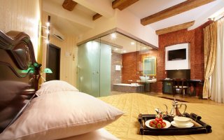 В Питере есть  отель  Росси, мне очень нравится, там прекрасные номера,  очаровательный персонал, великолепное расположение отеля)  Советую)))