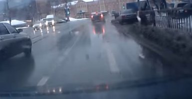 пришлось пересматривать еще раз  таки это стрелка не "только прямо", а "прямо и направо". затерта ток сильно видимо