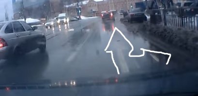 пришлось пересматривать еще раз  таки это стрелка не "только прямо", а "прямо и направо". затерта ток сильно видимо