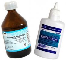 Пока мои дети были мелкими, у жены всегда в сумке были пузырьки с ПВ и ХГД и шарики ваты.
На прогулках с детьми очень удобно и места мало занимают.
В нашем дворе, не осталось ни одного ребёнка, кому бы жена ссадины и царапины ими не обрабатывала.