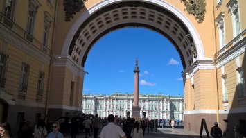 Взгляд на город через арки