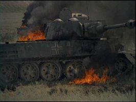 еще приведу пример - из Т-34-85 и Т-44 так же для фильмов делались Т-4G и у них просматривается та же характерная черта.
Надеюсь наглядно видно где какой танк.