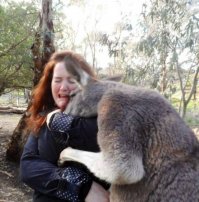 Вся наша жизнь такая штука
Бывает временами очень зла
И если Вам уже за тридцать
Порой, полюбишь и козла.