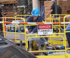 И чё? Это пиндосы или канадосы. Если кто то работает в колодце то он должен быть огражден. Табличка прилагается к забору по умолчанию. Если посмотреть внимательнее то можно заметить газовую горелку. Так что про сигарету вообще забываем.