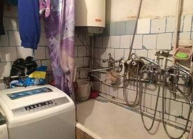 Сам снимал такую коммуналку. Скорее всего одни из соседей полностью е###ые на голову, поэтому иначе никак не договориться. А тут скорее всего большинство.