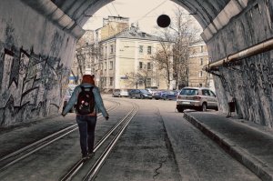 Взгляд на город через арки