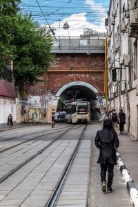 Взгляд на город через арки