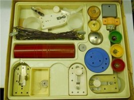 и ещё вот такой, электрический. было классно из 2-х конструкторов одну машинку замутить, с фарами или пропеллером.