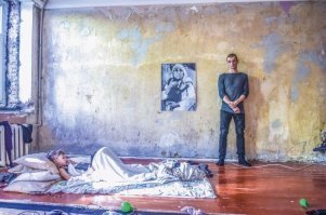 почему окно не в огне? почему гениталии не прибиты к стене? почему не зашит рот? почему ребенок не в путанке? 
хде перфоманс  товарищ х.у.й.дожник????