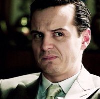 Старый барный стул не выдержал веса задницы гитариста