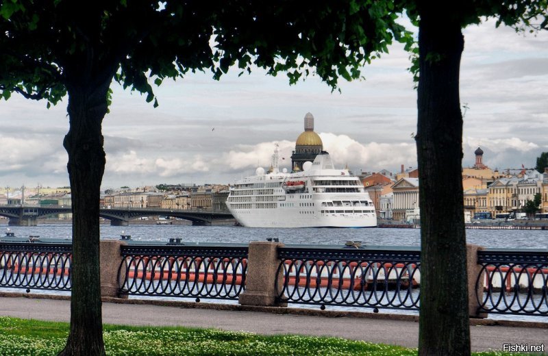 гавнофотки, духа Питера нет совсем, ну понятно - он художник, он так видит... Питер он не любит. Я в Питере бываю редко, город мне нравится