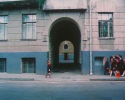 Взгляд на город через арки