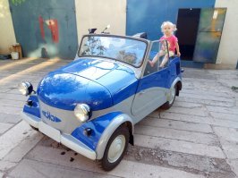 БРЕД! Присутствует: печка в СЗД была, да ещё и как жарила, она стояла в капоте(спереди) и питалась от отдельного бензинового бачка и перекочевала с Запорожца. А ещё на этой фотографии неверно стоит голова, она так не обдувается со стороны дефлектора, её нужно провернуть на 90 градусов.
Поверьте мне, я про инвалидки знаю всё! У меня у самого есть сие чудо, вот моя красавица.