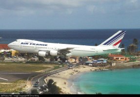 Если быть точнее, то:
Международный аэропорт Принцессы Юлианы   один из крупнейших транспортных узлов Карибского региона. Входит в десятку самых опасных аэропортов мира. Расположен на острове Святого Мартина.
Принадлежит Нидерландам (Голландии).
Место известно как  Рай для споттера .