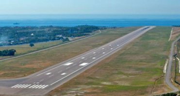 Да ну..! Взлёт над водой, посадка над водой...
Исходя из этих соображений половину аэропортов мира можно страшными признать. Вот Геленджикский, например