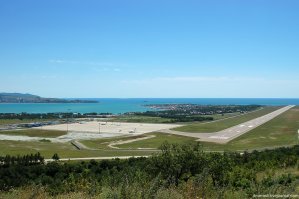 Да ну..! Взлёт над водой, посадка над водой...
Исходя из этих соображений половину аэропортов мира можно страшными признать. Вот Геленджикский, например