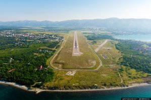 Да ну..! Взлёт над водой, посадка над водой...
Исходя из этих соображений половину аэропортов мира можно страшными признать. Вот Геленджикский, например
