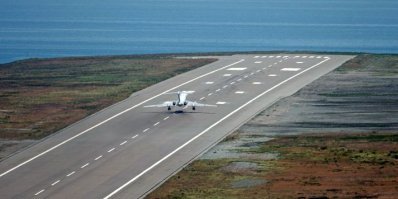 Да ну..! Взлёт над водой, посадка над водой...
Исходя из этих соображений половину аэропортов мира можно страшными признать. Вот Геленджикский, например