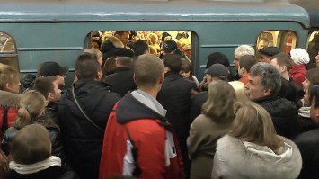 Это точно не час пик, если это Таганско-Краснопресненская. Это, скорее всего тогда, час пик воскресенья. В будний день в вагон с книжечкой не войдёшь, да и вообще в вагон не войдешь. Это скорее всего выходной, молодые люди у двери без сумок и рюкзаков, а на работу порожняком не ездят. У двоих читающих дальнозоркость кстати.

А еще есть сомнения в том, что это Таганско-Краснопресненская, на этой ветке сняты сидения по краям вагона, чтобы вообще хоть кто-то в вагон влез. Так что скорее всего это Люблинская ветка, она не сильно загруженная даже в будни. И именно там ходят новые вагоны.
А комментарий к фотографии, шикарно, точно не москвичка оставляла. Москвичи ветки по названиям знают. Опять же, наверное показуха заказная какая то, мол смотрите у нас в метро чистенько, новые вагончики, людей мало, те кто есть, все читают, идилия!

Вот вам Таганско-Краснопресненская в час пик.